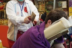 Tūkstantmečių senumo terapija: ar išdrįstumėte išbandyti masažą peiliais?