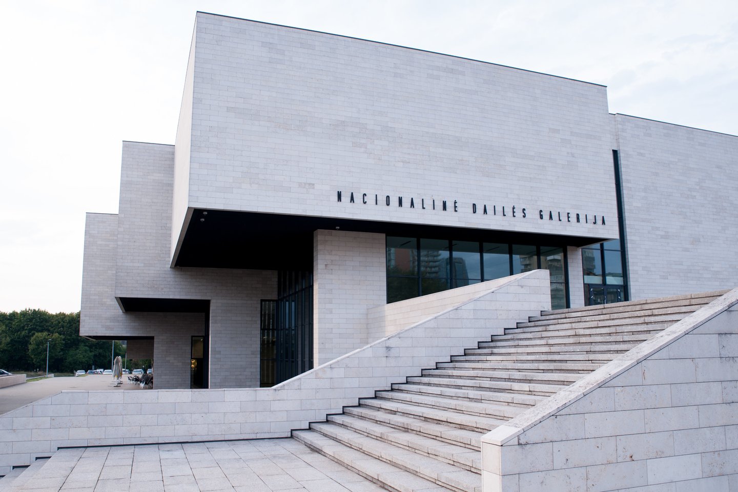 2009 m. Vilniuje atidaryta Nacionalinė dailės galerija su šiuolaikinio meno ekspozicija. Ji įsikūrė rekonstruotame vėlyvojo modernizmo statinyje, kuriame sovietmečiu veikė Revoliucijos muziejus.<br>V.Ščiavinsko nuotr.