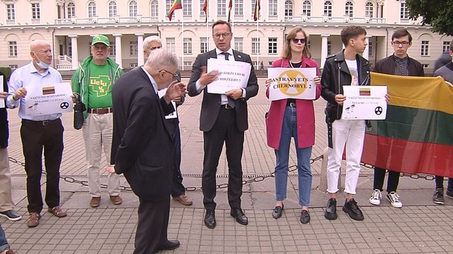 Protestas prie Prezidentūros: ragina neišduoti Lietuvos interesų derybose dėl Astravo AE