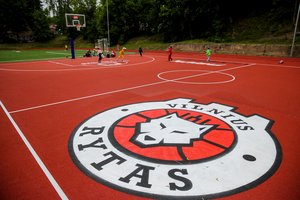 Kartu su „Ryto“ simbolika sostinėje atnaujintas modernus sporto aikštynas