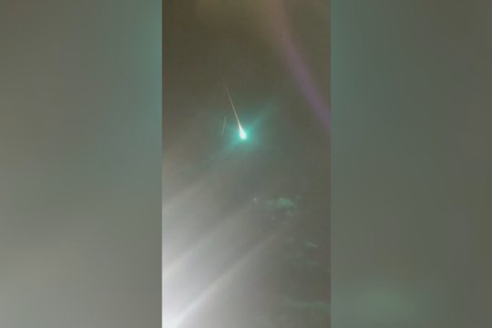 Pakėlęs akis į dangų, vyras negalėjo patikėti – išsitraukė telefoną ir puolė filmuoti