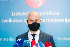 A. Veryga: virusas niekur nedingo, siūlyčiau kaukes kišenėj dar pasinešioti