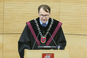 Valdantieji kreipėsi į prezidentą dėl Konstitucinio Teismo vadovo įgaliojimų