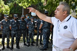 Prie Armėnijos parlamento per opozicijos šalininkų piketą sulaikyta šimtai žmonių