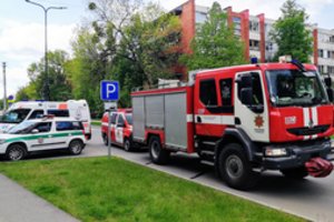 Kaune pro ketvirto aukšto langą iškrito 11-metė