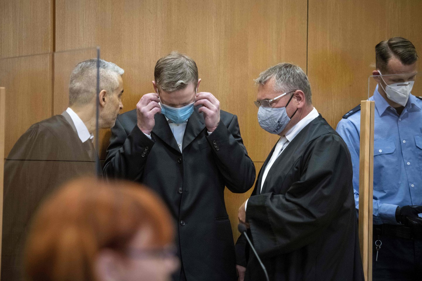  Vokietijos teismas antradienį pradėjo nagrinėti bylą prieš du kraštutinių dešiniųjų ekstremistus, kaltinamus pernai šalį šokiravusiu vieno regiono politiko nužudymu.<br> AFP/Scanpix nuotr.