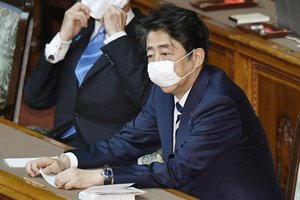 Japonijos premjeras: brangi JAV raketinės gynybos sistemos programa stabdoma