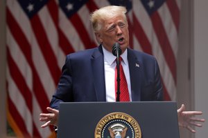 D. Trumpas pasirašė įsaką dėl policijos reformos, bet rasizmo nepaminėjo