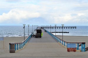 Pirmieji 30 žmonių neįprastai plačiuose Palangos paplūdimiuose pasirodo vos prašvitus