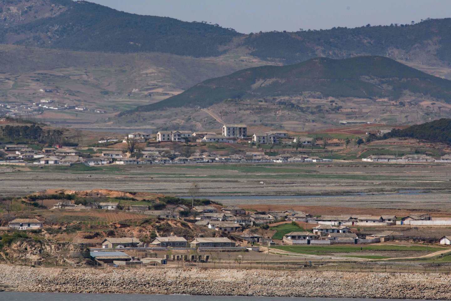 Šiaurės Korėja, susprogdinusi savo ryšių su Pietų Korėja biuro pastatą ir dėl to sulaukusi griežtos Seulo kritikos, trečiadienį pagrasino didinti savo karių kontingentą Demilitarizuotojoje zonoje (DMZ) ir šalia jos.<br>AFP/Scanpix nuotr.