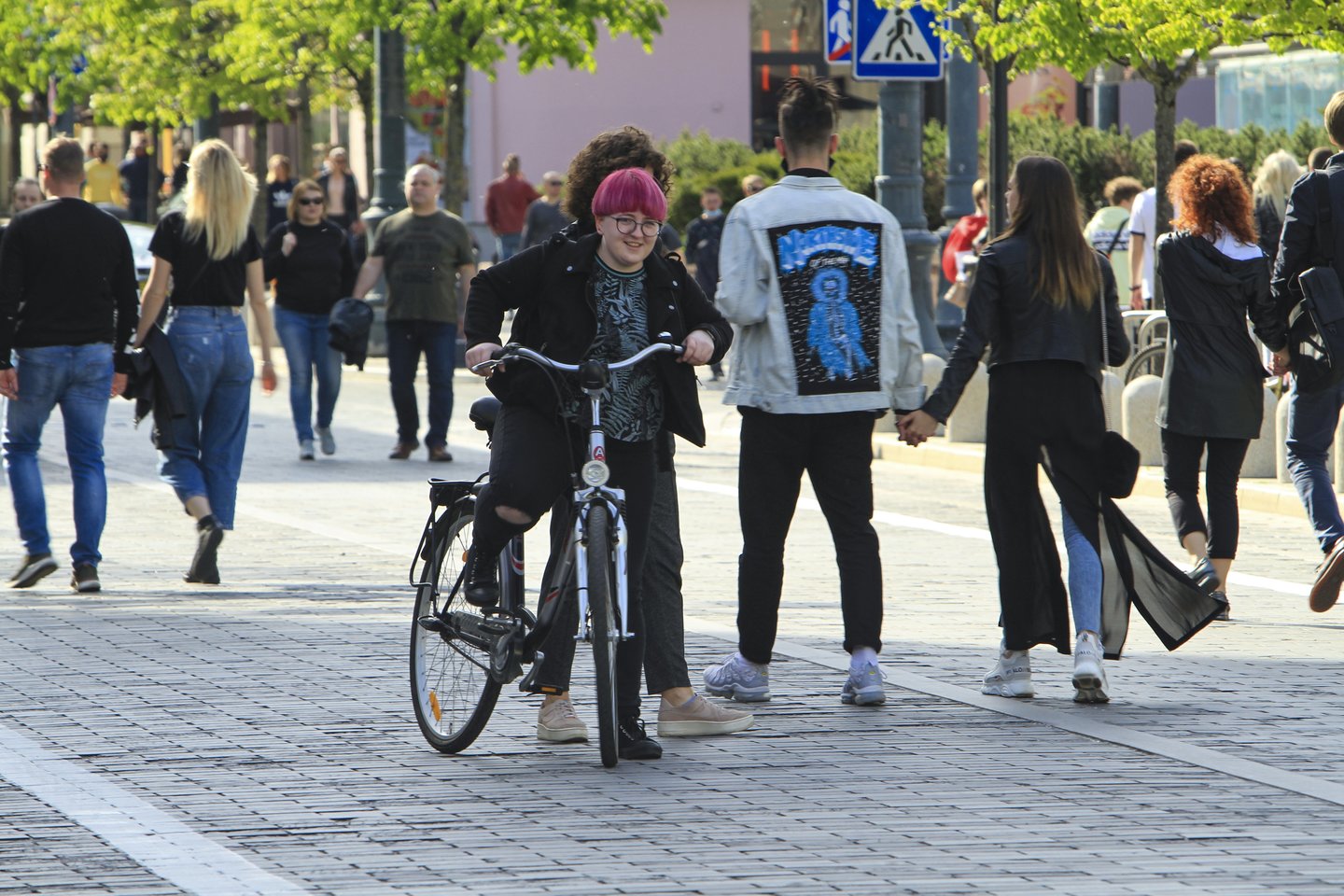 Pasibaigus karantinui, valstybės parama gyventojams ir darbdaviams nedingsta. Kol tęsiasi ekstremali situacija, toliau galima skelbti prastovas darbuotojams ir gauti subsidijas jų darbo užmokesčiui, o darbuotojams dirbant – irgi galima kreiptis dėl 6 mėnesių trukmės subsidijų.<br>V.