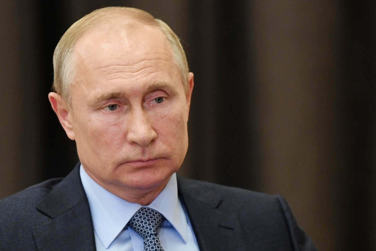 Rusijos prezidentas Vladimiras Putinas nuo koronaviruso saugomas visais įmanomais būdais. Norint apsaugoti šalies vadovą, jo namuose net buvo įrengtas specialus dezinfekcijos tunelis.<br>TASS/Scanpix nuotr.