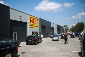 Į Lietuvą žengia paslaptingas prekybos tinklas, parduotuvėje Kaune rikiuojasi pirkėjų eilės