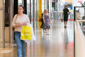 Pirmąją dieną po karantino – visiškai kitoks vaizdas ir prekybos centruose