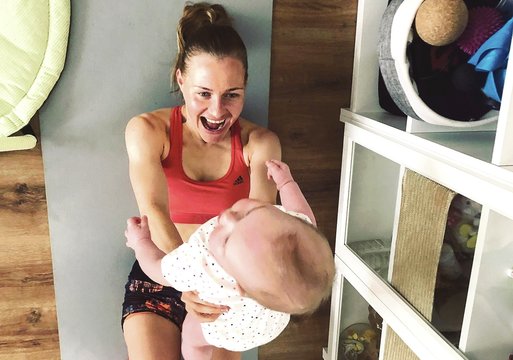 Po dukters gimimo į trasą grįžusi bėgikė pajuto jėgų antplūdį