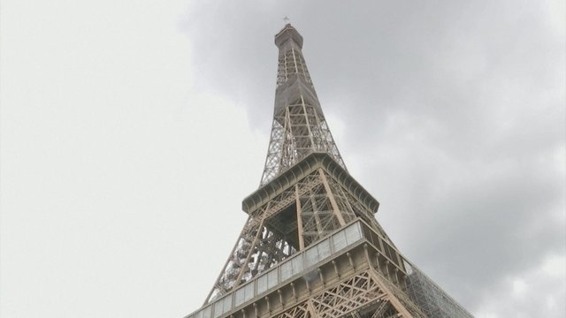 Po istorinės pertraukos Eiffelio bokštas vėl bus atvertas lankytojams
