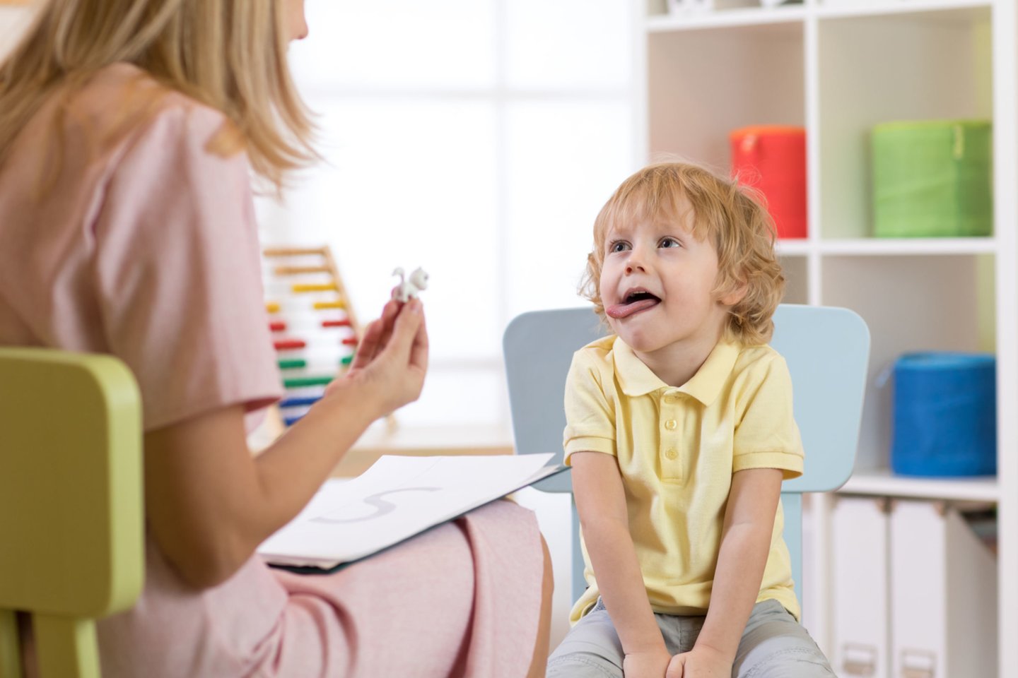 Pastaraisiais metais kalbos sutrikimų vis daugėja, nes dėl įtempto gyvenimo tempo vaikai yra kiek pamirštami, nekreipiama dėmesio į jų sutrikusią kalbos raidą.<br> 123rf.com nuotr.