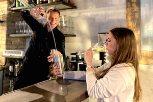 Barmenu tapęs muzikantas iš Lietuvos kokteiliais lepina Sardinijos gyventojus ir svečius
