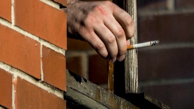 Seimas linkęs uždrausti rūkyti daugiabučių balkonuose, jei bent vienas namo gyventojas prieštaraus