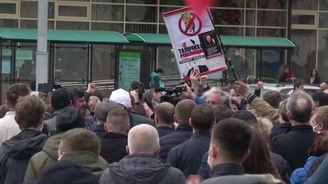 Įtampa prieš rinkimus: dėl suimto A. Lukašenkos konkurento nutįso 5 kilometrų protestuotojų eilė