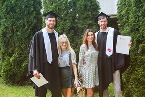 Universiteto diplomus pagaliau gavę broliai Lavrinovičiai prisipažino: jų žmonos labai protingos