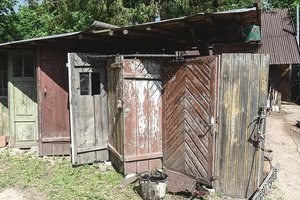 Vėjo malūną supantis durų aptvaras primena pradingusius pastatus