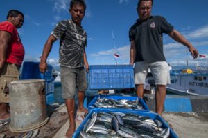 Prie Indonezijos krantų apvirtus žvejų laivui dingo 10 žmonių