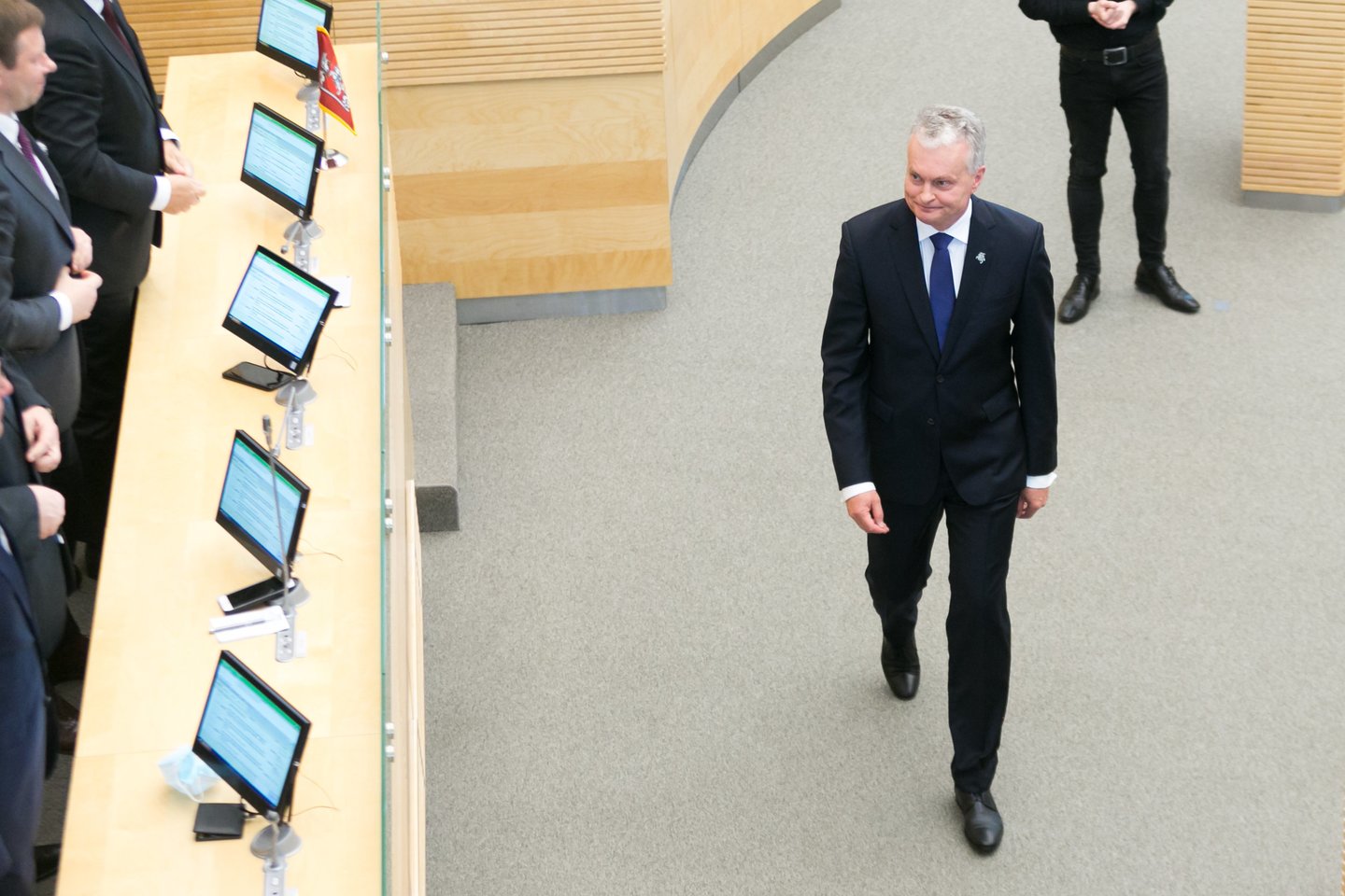 Akivaizdu, kad būtent taip prezidento metinio pranešimo žanrą suvokė šalies vadovas G.Nausėda ir jo komanda, regis, padarę viską, kad tiek ši kalba, tiek jos perskaitymo Seime aktas atrodytų kuo labiau prezidentiškai ir šventiškai.
