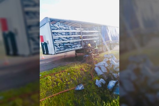 Iš degančio vilkiko Ukmergės ugniagesiai rankomis iškrovė 300 maišų su anglimi