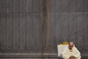 Popiežius kreipėsi į medikus ir sulygino su juos su angelais, „guodžiančiais ir palaikančiais“