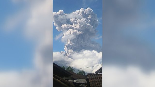 Išsiveržė vienas aktyviausių Indonezijos ugnikalnių: į dangų kilo dūmų ir pelenų stulpai