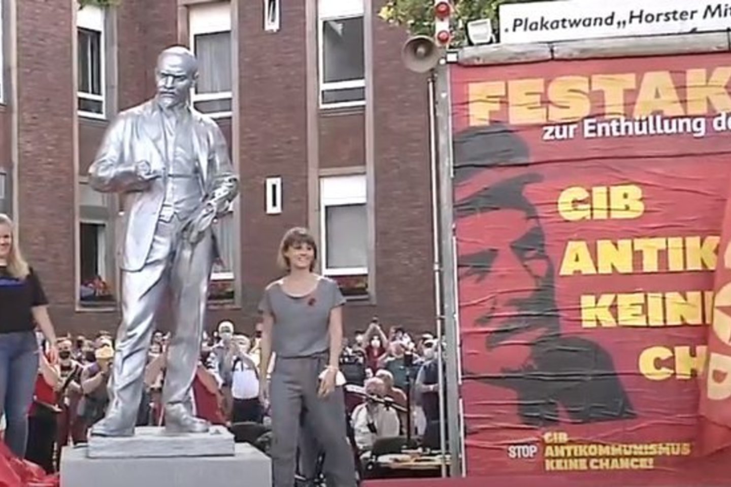  Viename vakariniame Vokietijos mieste šeštadienį buvo atidengtas kontroversiškas naujas sovietų lyderio Lenino paminklas.<br> Twitter nuotr.