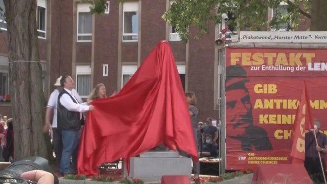 Vokietijoje atidengtas V. Lenino paminklas: į ceremoniją susirinko keli šimtai žmonių