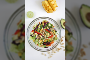 Salotos su mangais ir žaliųjų citrinų padažu: gaivu, spalvinga, vasariška