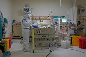 Ligoninėje mirė vyras, kuriam šeima atjungė plaučių ventiliavimo aparatą: norėjo įsijungti oro kondicionierių 