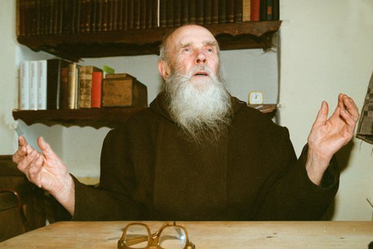 2005 m. mirė kunigas, kapucinų vienuolis, vienas žymiausių lietuvių pamokslininkų Algirdas Mykolas Dobrovolskis, daugiau žinomas kaip Tėvas Stanislovas (86 m.). Buvo kalinamas už antisovietinę veiklą, sekamas sovietų saugumo. Okupaciniais metais kurį laiką jam buvo uždrausta dėvėti kapucinų drabužius, aukoti Mišias ir sakyti pamokslus.<br>R.Jurgaičio nuotr.