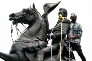 Protestuotojai bandė nuversti statulą prie Baltųjų rūmų