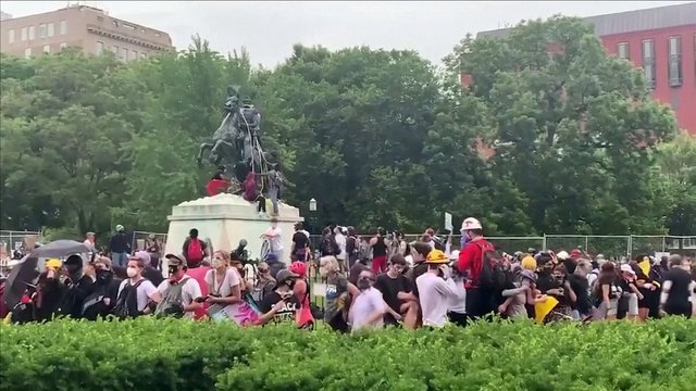 Protestai JAV nerimsta: žmonės bandė nuversti statulą prie Baltųjų rūmų