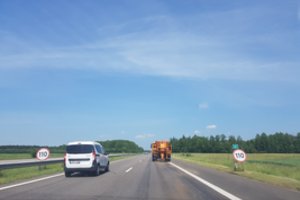 Pastebėjo vasarą neįprastą vaizdą: į kelius išvažiavo barstytuvai