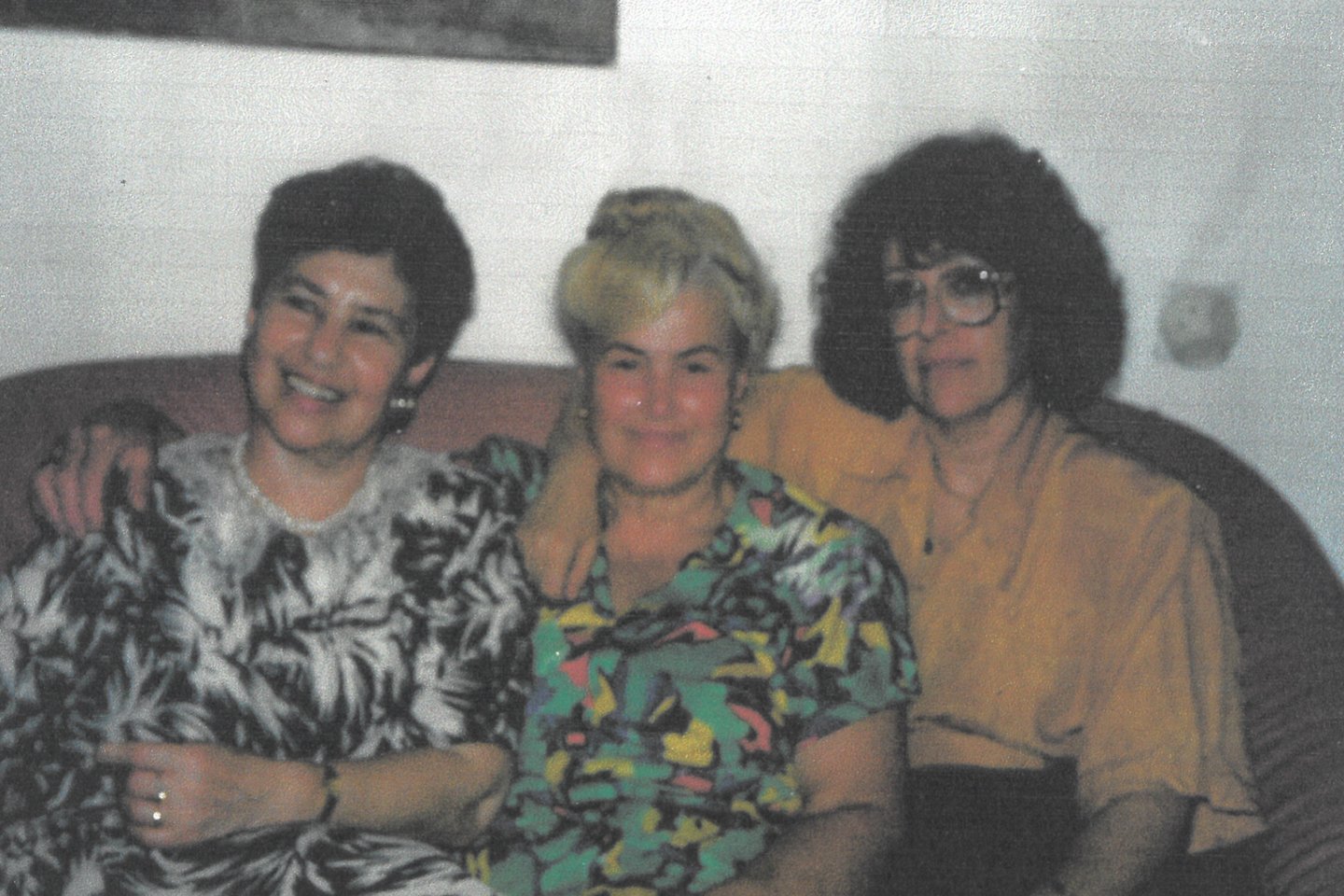  J.Taitc (dešinėje) kartu su I.Ožekauskiene (viduryje). 1990 m.