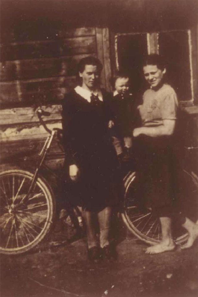  L.Chanonovič (dešinėje) su ja gelbėjusia M.Jociene - Basiene ir pastarosios dukterimi Jadvyga. 1942 m.