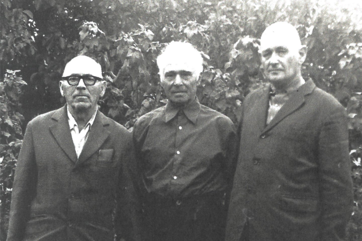 Išgelbėtasis A.Fridmanas (kairėje), Pasaulio tautų teisuolis J.Steponavičius (viduryje) ir išgelbėtasis Z.Chaimas.