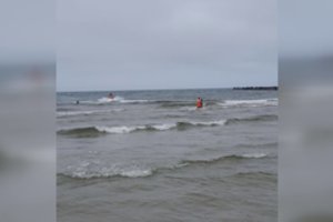 Šventosios paplūdimio gelbėtojai apvirtus vandens motociklui jūroje išgelbėjo 2 žmones