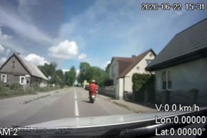 Girtas vyras nuo Telšių policijos bandė sprukti motoroleriu