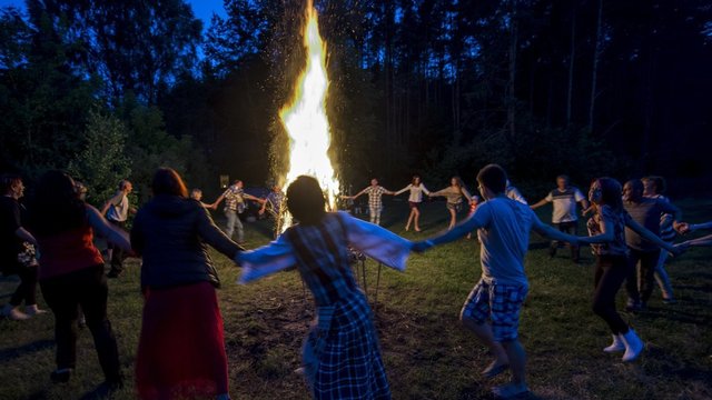 Lietuvoje – Joninių išvakarės: žmonės tradicijų keisti nenori, o valdžia ragina neatsipalaiduoti