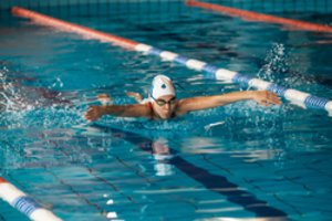 Plaukti norintiems vaikams – unikali galimybė aktyviai ir saugiai leisti vasaros dienas