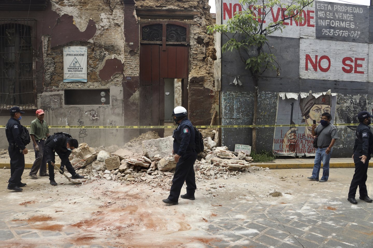  Meksiką supurtė stiprus žemės drebėjimas.<br> AP nuotr.