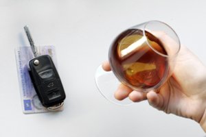 Girtas vairuotojas Šiauliuose sudaužė savo ir du svetimus automobilius