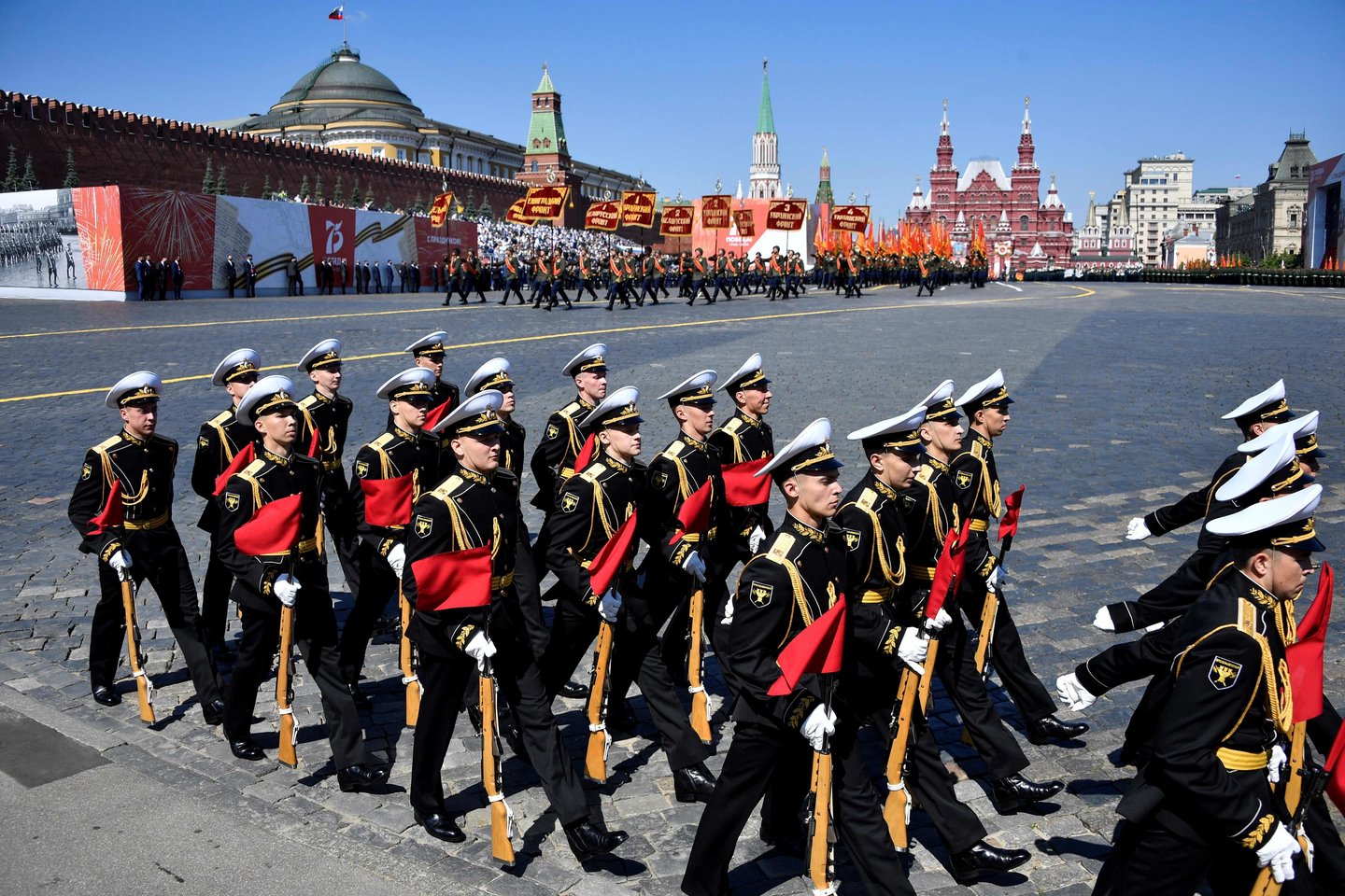 ​Rusijos prezidentas Vladimiras Putinas trečiadienį Maskvos Raudojoje aikštėje priėmė didelį karinį paradą, skirtą paminėti Sovietų Sąjungos pergalės prieš nacistinę Vokietiją 75-osioms metinėms, turėjusį įvykti gegužę, bet atidėtą dėl koronaviruso pandemijos.<br>AFP/Scanpix nuotr.