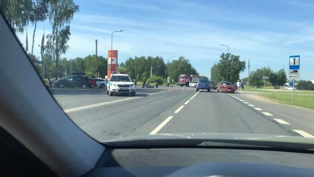 Trečiadienio rytą – sunki avarija Kaune: susidūrė lengvasis automobilis ir motociklas